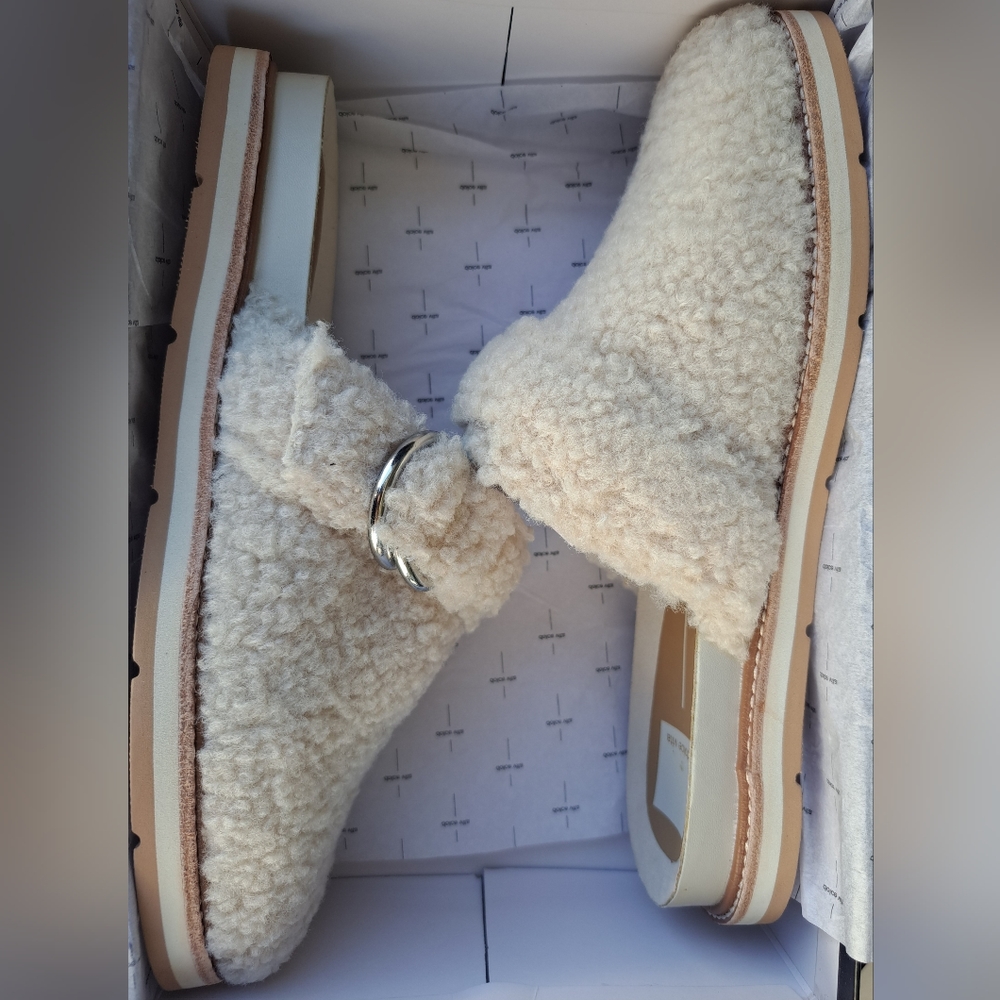 Slippers with soft sherpa by Dolce Vita. Size 9